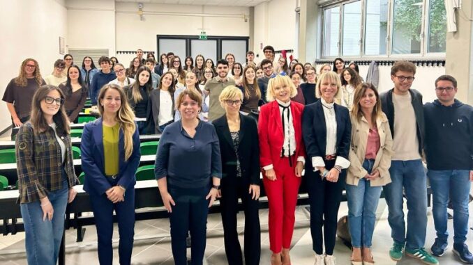 Orfana di femminicidio, la lezione di Giovanna Cardile agli studenti della Cattolica: “Non odiare”