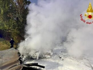 Perdita di liquido infiammabile dopo lo scontro tra tir e si scatena l'incendio, vigili del fuoco al lavoro in A1