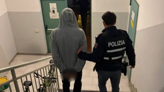 Rapina un'anziana strappandole gli orecchini e ferendola, 29enne arrestato