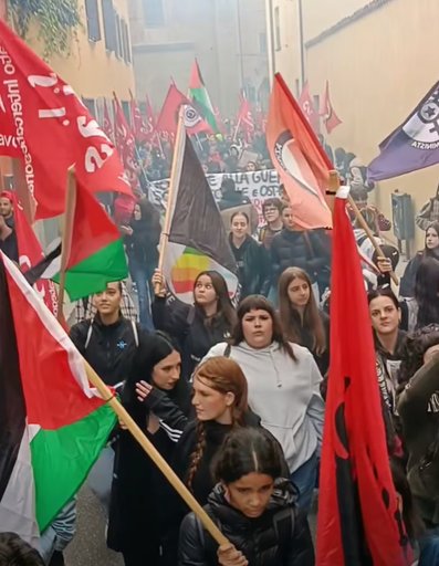 Sciopero, sindacati e collettivi in corteo per le strade del centro