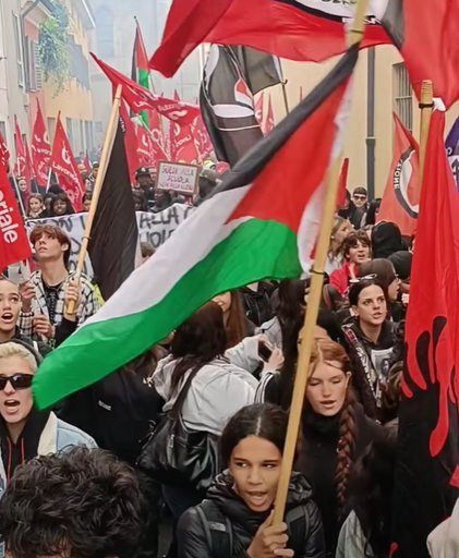 Sciopero, sindacati e collettivi in corteo per le strade del centro