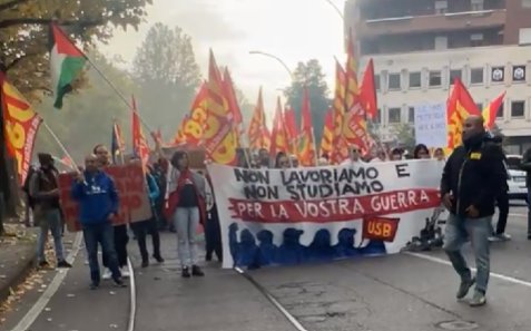 Sciopero, sindacati e collettivi in corteo per le strade del centro