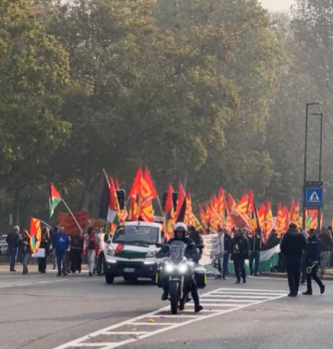 Sciopero, sindacati e collettivi in corteo per le strade del centro