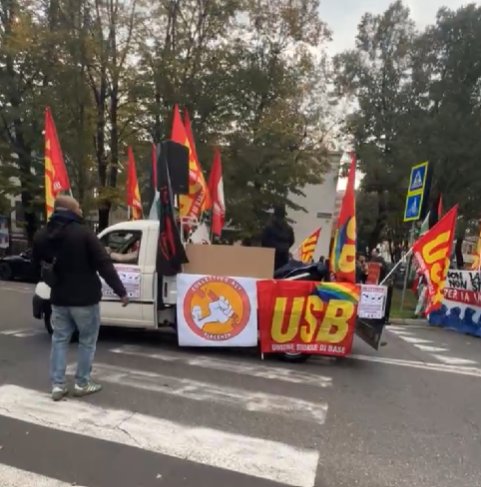 Sciopero, sindacati e collettivi in corteo per le strade del centro