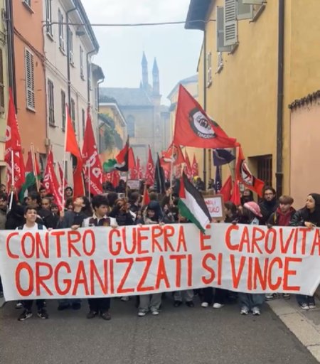 Sciopero, sindacati e collettivi in corteo per le strade del centro