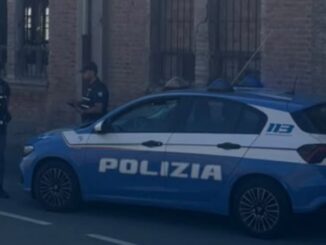 Si imbatte nella sua bicicletta appena rubata e chiama la polizia, gli agenti bloccano e denunciano un 35enne