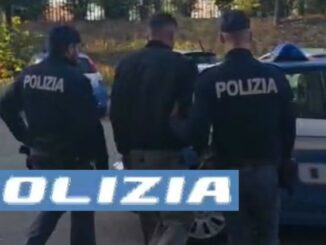 Tenta di disfarsi del coltello davanti alla polizia, 25enne irregolare subito espulso