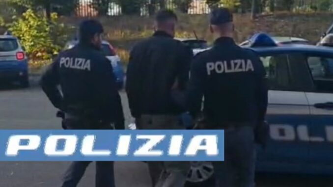 Tenta di disfarsi del coltello davanti alla polizia, 25enne irregolare subito espulso