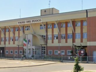 Tentano il furto nella caserma dei vigili del fuoco, sorpresi e messi in fuga dai pompieri: indagini in corso