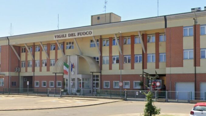 Tentano il furto nella caserma dei vigili del fuoco, sorpresi e messi in fuga dai pompieri: indagini in corso
