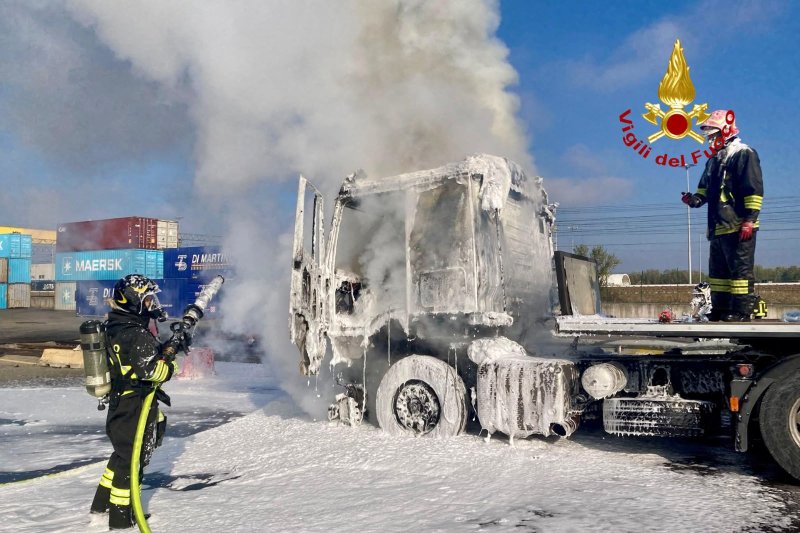 Tir in fiamme al polo logistico, intervento dei vigili del fuoco