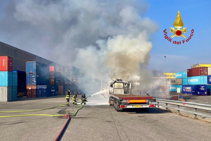 Tir in fiamme al polo logistico, intervento dei vigili del fuoco