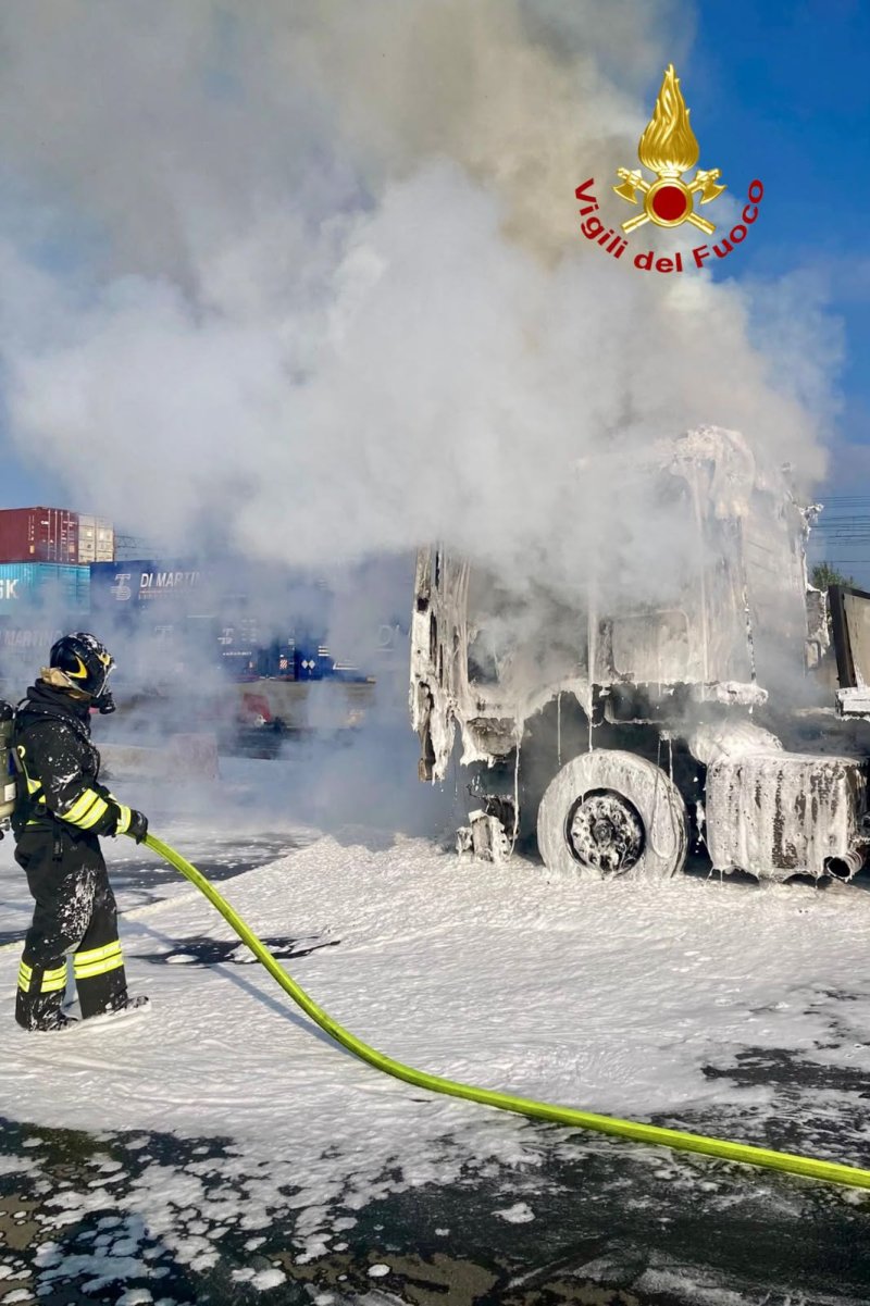 Tir in fiamme al polo logistico, intervento dei vigili del fuoco
