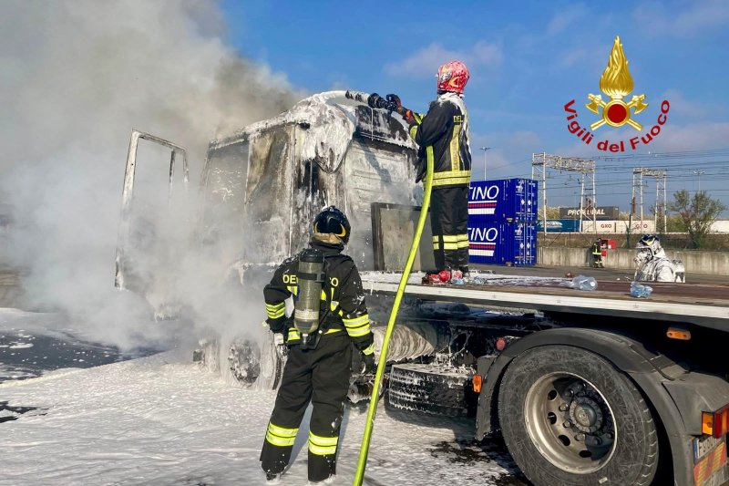 Tir in fiamme al polo logistico, intervento dei vigili del fuoco