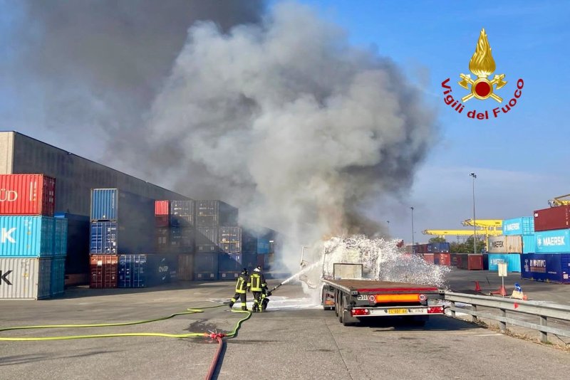 Tir in fiamme al polo logistico, intervento dei vigili del fuoco