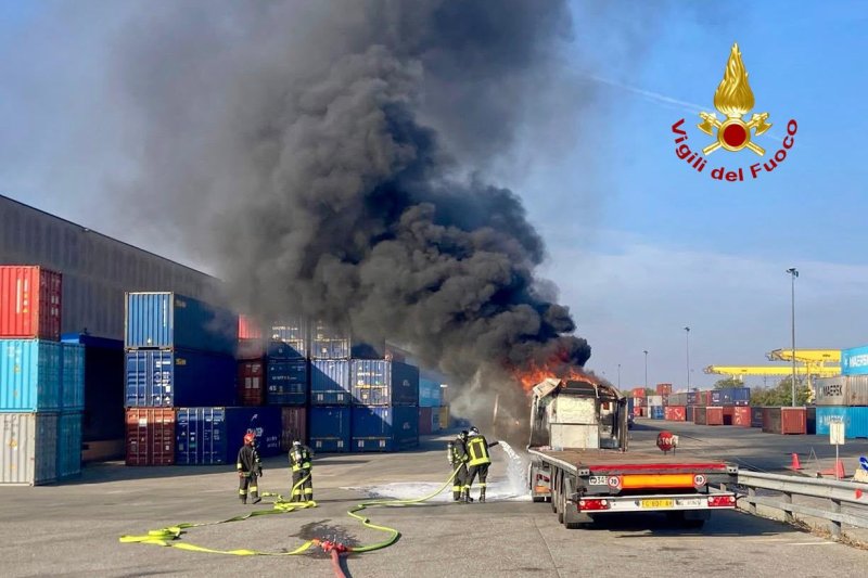 Tir in fiamme al polo logistico, intervento dei vigili del fuoco