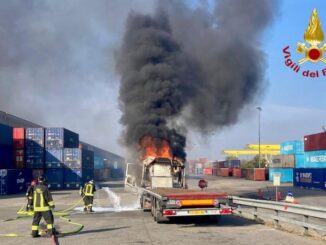 Tir in fiamme al polo logistico, vigili del fuoco al lavoro FOTO