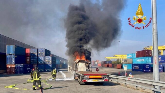 Tir in fiamme al polo logistico, vigili del fuoco al lavoro FOTO