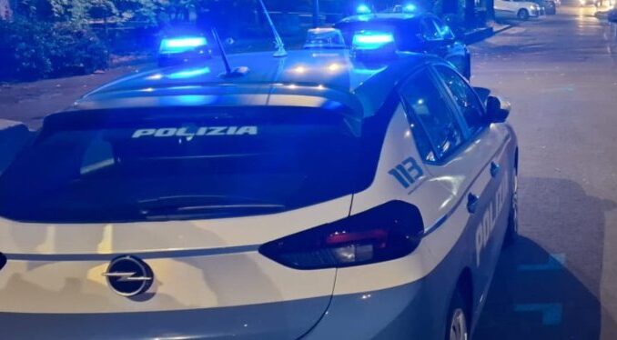Ubriaco dà in escandescenze in un bar, una lama nascosta nella scarpa: bloccato e denunciato