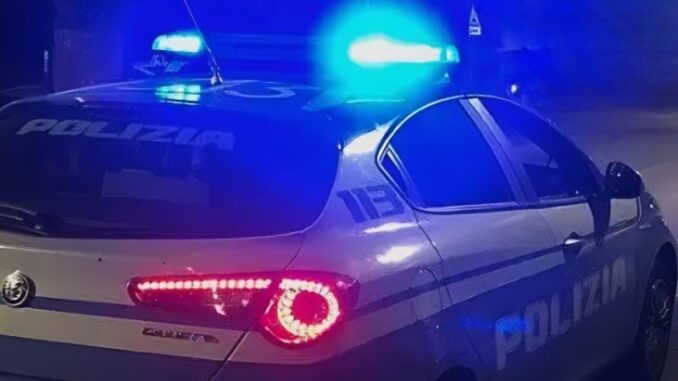 Ubriaco minaccia dipendenti e clienti in un fast food, bloccato dalla polizia: 48enne nei guai